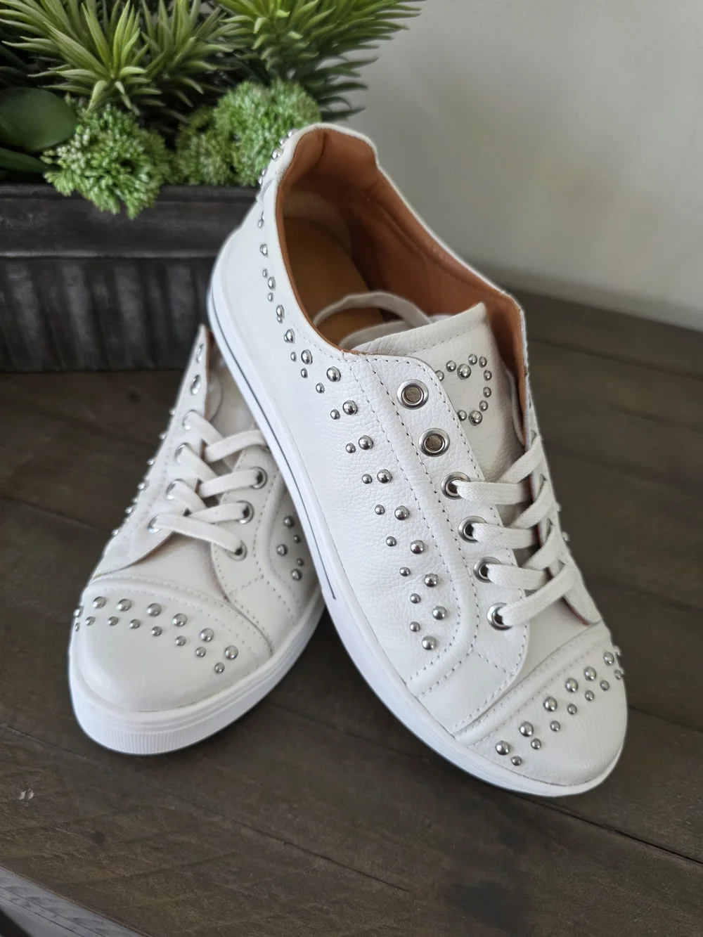 Brighton Janice White Leather Studded Sneakers WM SZ 9M Heart Detail Lace Up - Picture 2 of 9